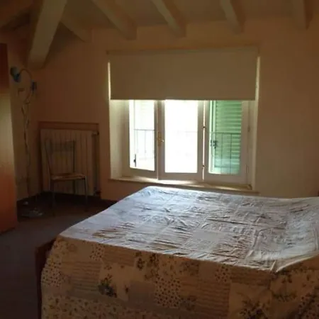 Lovely House Two Bedrooms מרינה די פיאטרסנטה