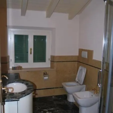 Lovely House Two Bedrooms דירה